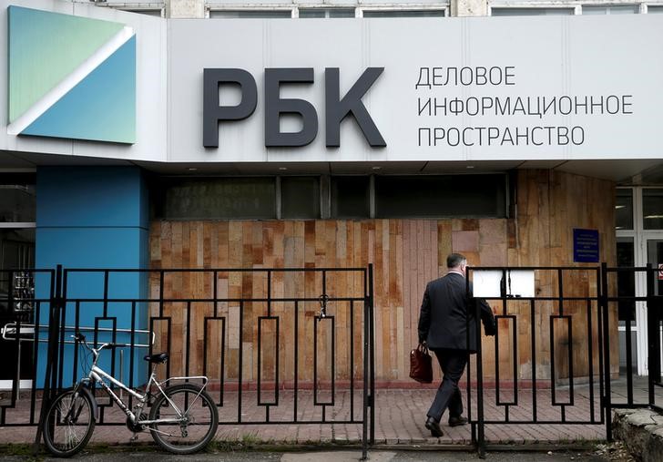 © Reuters. Человек у входа в офис РБК в Москве