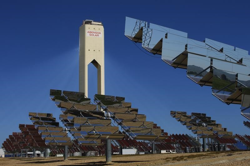 © Reuters. La banca sale del capital de Abengoa tras la conversión de deuda