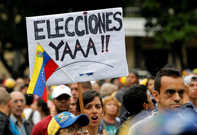 © Reuters. Manifestante carrega um cartaz com os dizeres "Eleições já", durante protestos em Caracas, na Venezuela