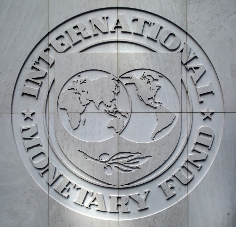 © Reuters. El logo del Fondo Monetario Internacional es visto en Washington, Estados Unidos.