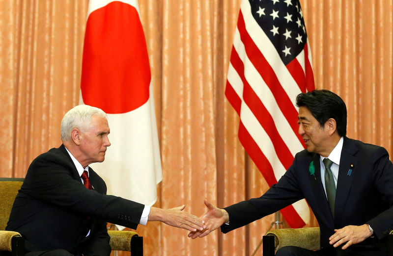 © Reuters. Vice-presidente dos Estados Unidos, Mike Pence, em encontro com o primeiro-ministro do Japão, Shinzo Abe, em Tóquio