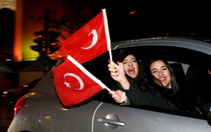 © Reuters. التصويت لإردوغان بين الأتراك في ألمانيا يثير جدلا بشأن الاندماج