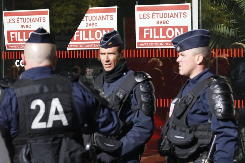 © Reuters. Polícia francesa em frente de comitê de campanha de Fillon, em Lille