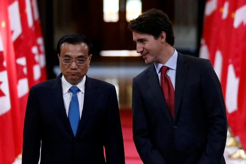 © Reuters. Canada's Prime Minister Justin Trudeau and Chinese Premier Li Keqiang attend a signing ceremony in the Hall of Honour on Parliament Hill in Ottawa