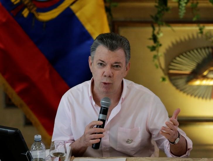 © Reuters. Juan Manuel Santos faz discurso em Guayaquil