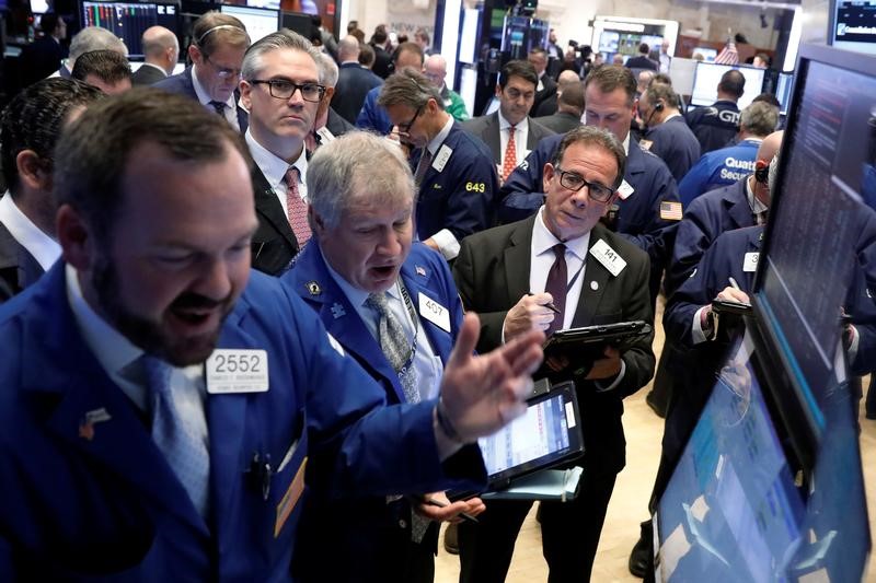 © Reuters. Traders work on the floor of the NYSE in New York