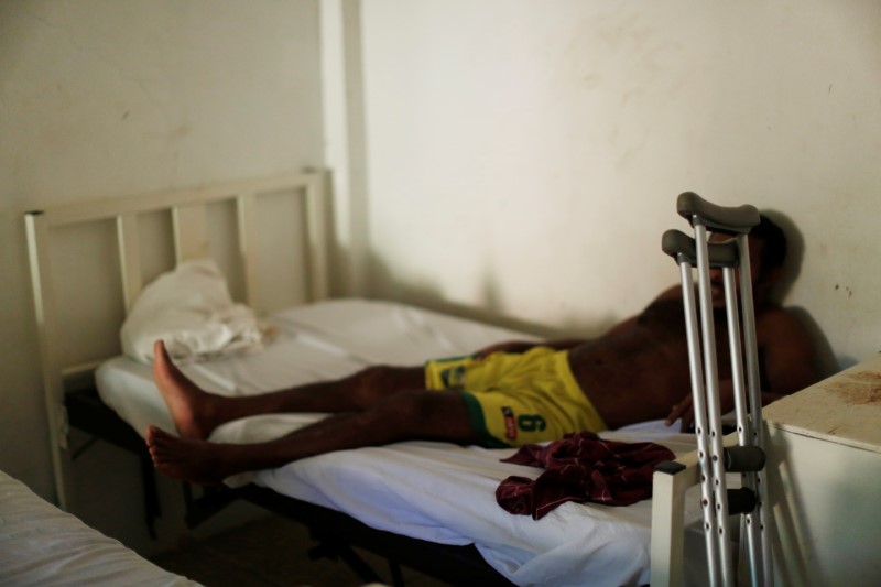 © Reuters. File photo: A man from Honduras who does not want to be identified, recovers from a bullet wound in his leg at the Jesus Buen Pastor shelter in Tapachula, Chiapas, Mexico