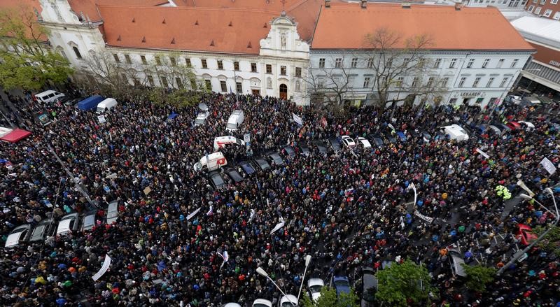 © Reuters. آلاف السلوفاكيين يحتجون على الفساد ويطالبون باستقالة وزير الداخلية