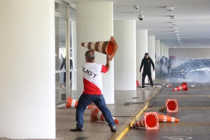 © Reuters. Policiais tentam invadir Congresso