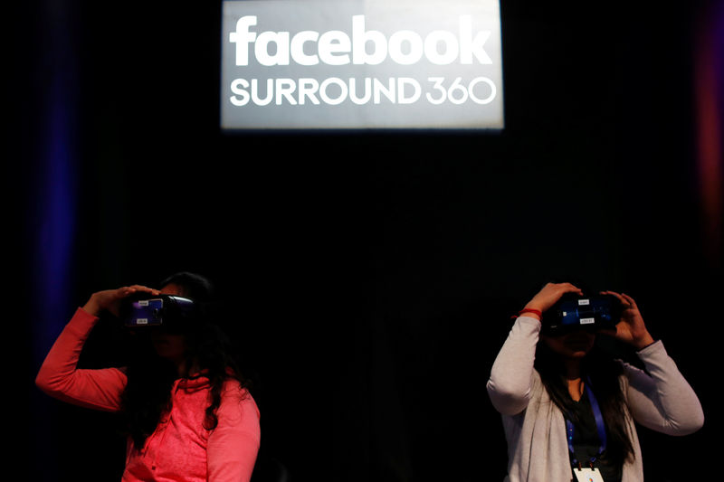 © Reuters. Attendees use Oculus virtual reality headset during the annual Facebook F8 developers conference in San Jose
