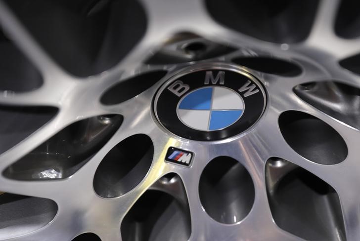 © Reuters. BMW logos are seen at the 2017 New York International Auto Show in New York