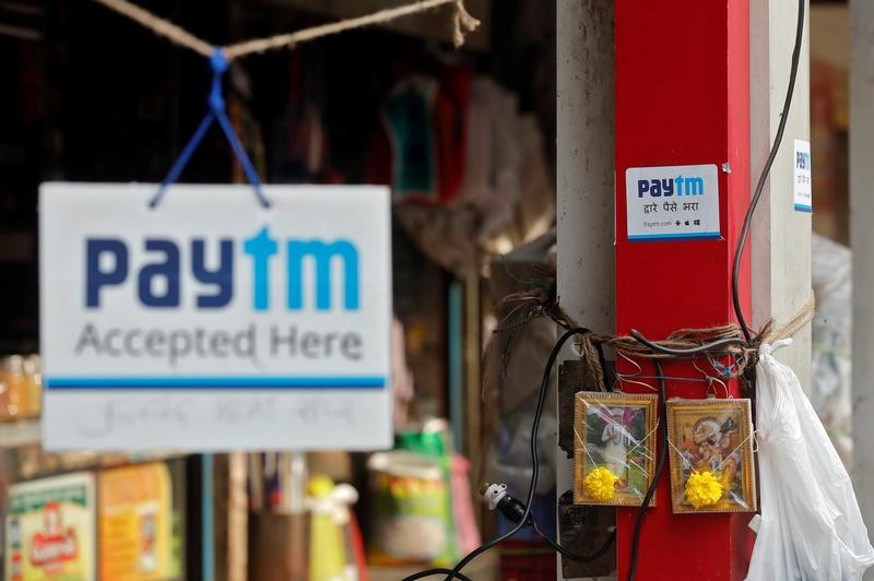 © Reuters. Advertisements of Paytm, a digital wallet company, are seen placed at stalls of roadside vegetable vendors in Mumbai
