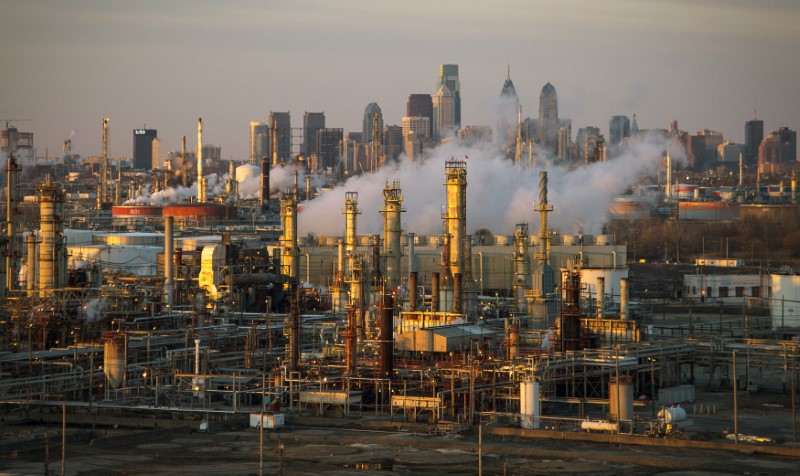 © Reuters. The Philadelphia Energy Solutions oil refinery is seen at sunset in front of the Philadelphia skyline