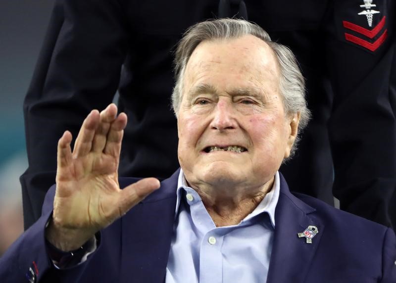 © Reuters. Vuelven a hospitalizar al expresidente George H.W. Bush por una neumonía