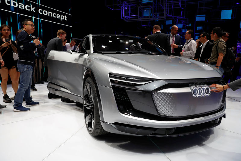 © Reuters. People gather around Audi e-tron Sportback concept car at the Shanghai Auto Show during its media day, in Shanghai