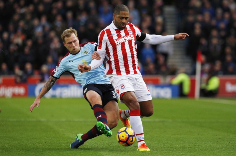 © Reuters. Stoke City's Glen Johnson in action with Burnley's Scott Arfield