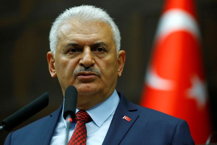 © Reuters. Turkey's Prime Minister Binali Yildirim addresses members of parliament from his ruling AK Party during a meeting in Ankara