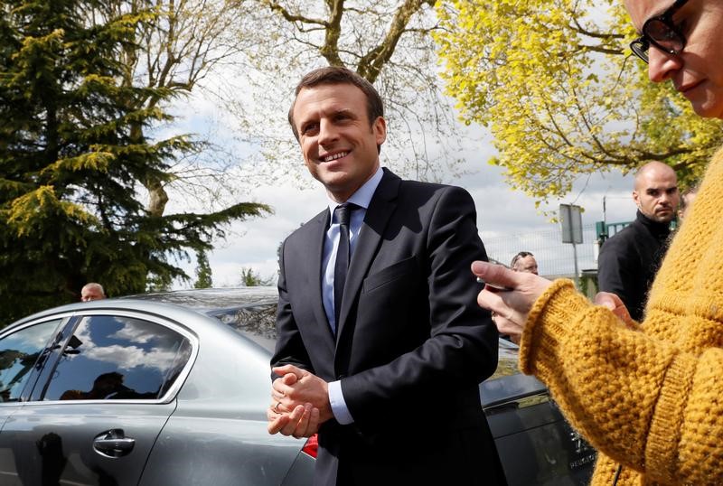 © Reuters. Macron se aferra a la primera posición en la tensa carrera hacia el Elíseo