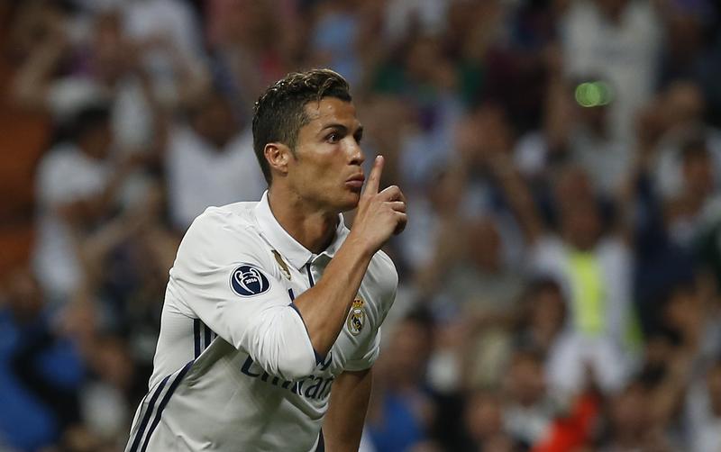 © Reuters. Ronaldo quiere que dejen de silbarle tras rescatar de nuevo al Madrid