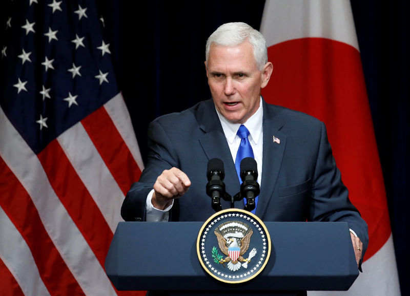 © Reuters. Vice-presidente dos Estados Unidos, Mike Pence durante discurso para líderes japoneses e norte-americanos em Tóquio, no Japão