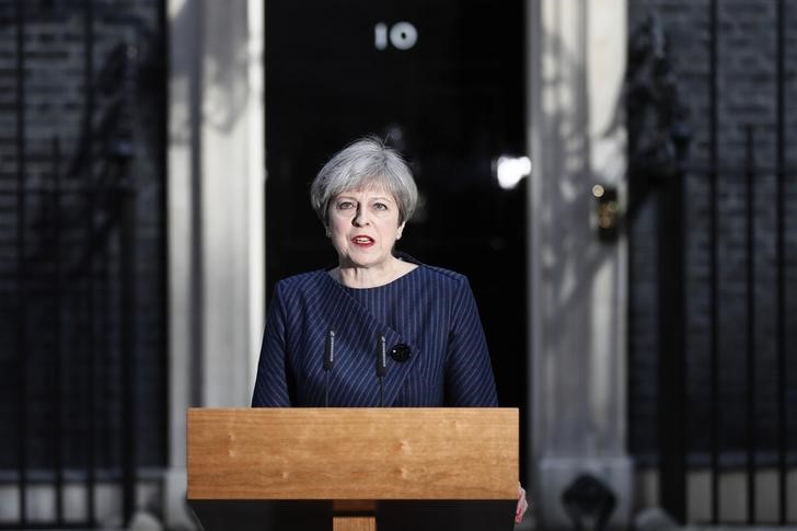 © Reuters. Primeira-ministra britânica, Theresa May, durante coletiva de imprensa ao lado de fora de seu escritório na Downing Street, em Londres