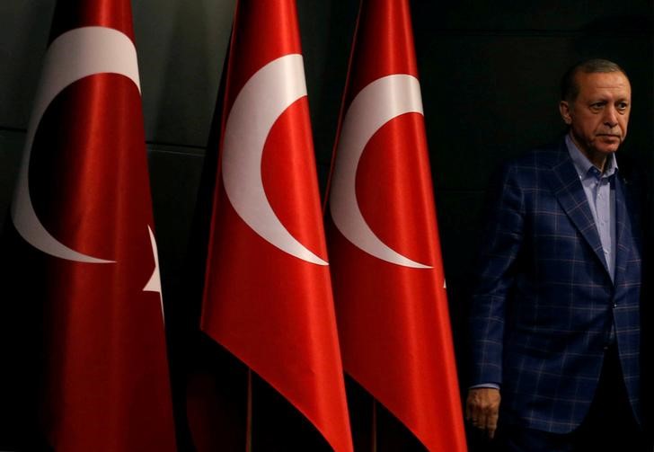 © Reuters. الحزب الحاكم في تركيا ينشد عودة إردوغان تدريجيا إليه بعد الاستفتاء