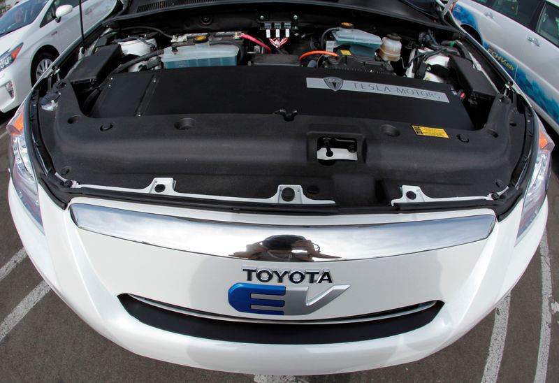 © Reuters. FILE PHOTO: A Toyota RAV4 EV car with a Tesla battery is seen at the AltCar Expo in Santa Monica