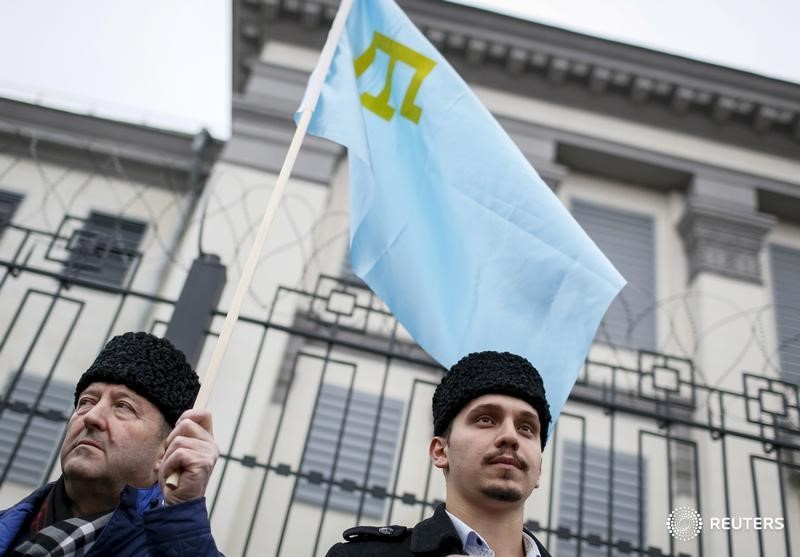 © Reuters. Крымские татары у российского посольства в Киеве