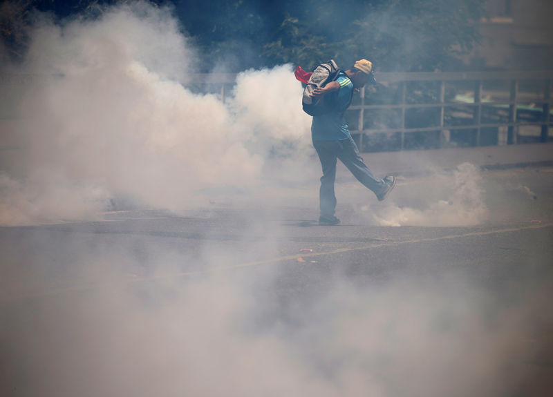 © Reuters. Herido de bala un joven durante una marcha opositora en Caracas