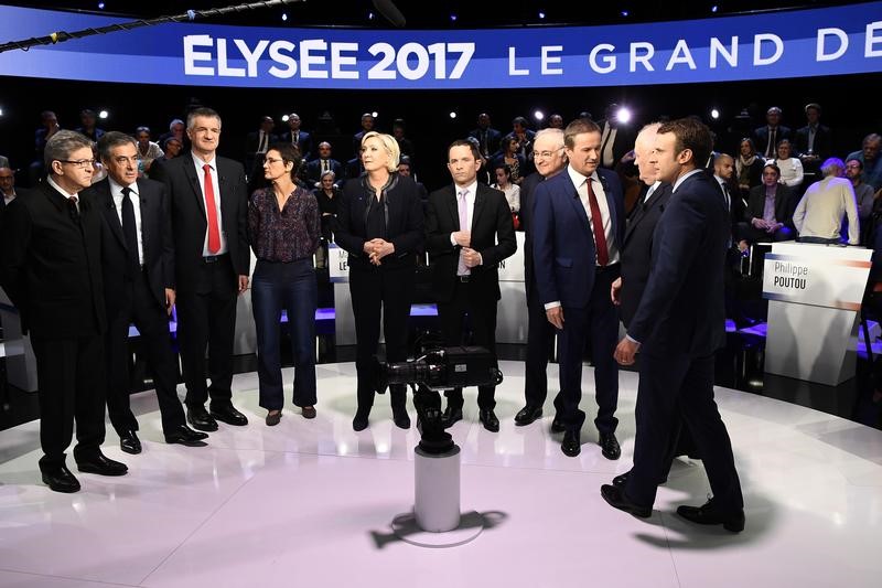 © Reuters. Candidates pose prior to a prime-time televised debate for the French 2017 presidential election in La Plaine Saint-Denis, near Paris