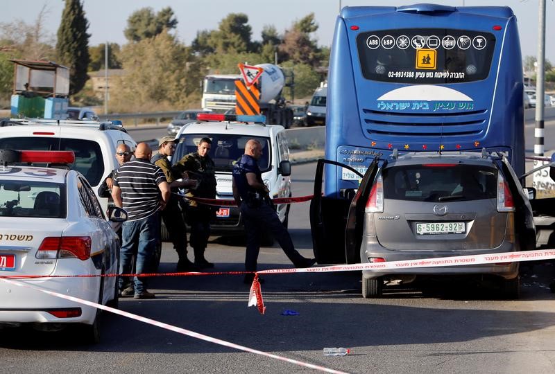 © Reuters. جنود إسرائيليون يقتلون فلسطينيا صدم سيارته في موقف للحافلات بالضفة