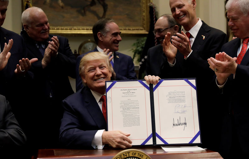 © Reuters. Trump signs veterans act in Washington