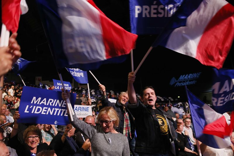 © Reuters. Supporters wave flags as they wait for the start of a campaign rally for Marine Le Pen, French National Front (FN) political party leader and candidate for French 2017 presidential election, in Marseille
