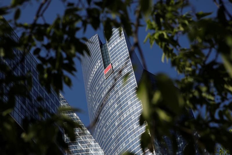 © Reuters. A view shows the logo on the headquarters's of French bank Societe Generale at the financial and business district of La Defense