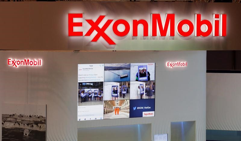 © Reuters. Logos of ExxonMobil are seen in its booth at Gastech, the world's biggest expo for the gas industry, in Chiba
