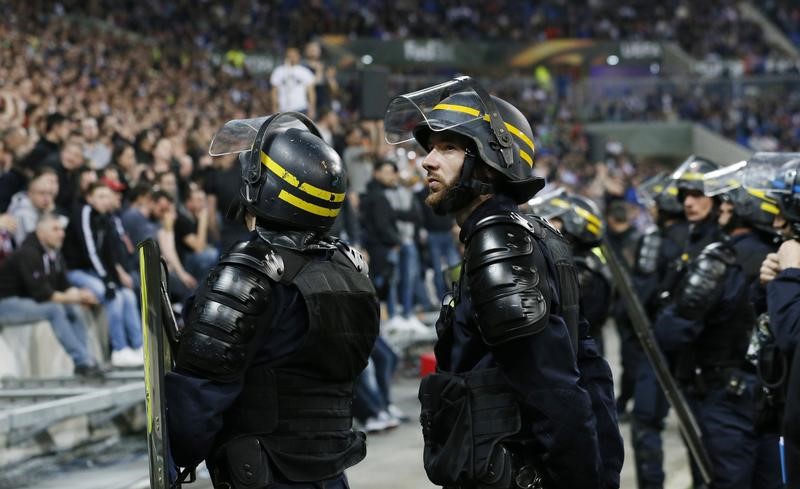© Reuters. الاتحاد الاوروبي لكرة القدم يوقف ليون وبشيكطاش قاريا