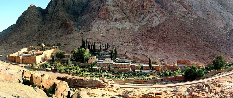 © Reuters. FILE PHOTO - A general view of the Saint Catherine's monastery with its living and tourist facility in the Sinai peninsula of Egypt