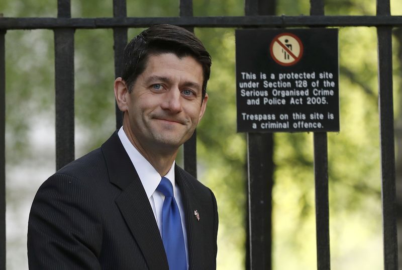 © Reuters. U.S. Speaker of the House of Representatives Paul Ryan arrives in Downing Street to meet Britain's Chancellor of the Exchequer Phillip Hammond, in central London