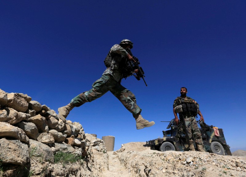 © Reuters. قوات أمريكية ما زالت تحارب الدولة الإسلامية قرب موقع "أم القنابل"