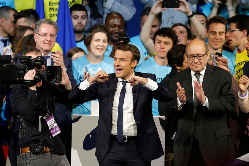 © Reuters. A NANTES, MACRON SE POSE EN CHEF DES ARMÉES AVEC LE DRIAN