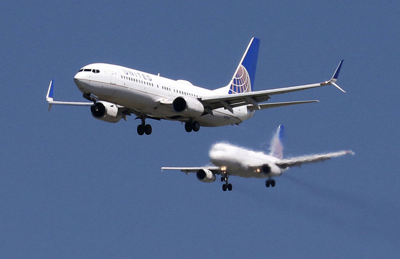 © Reuters. FILE PHOTO: A United Airlines Boeing 737-800 and United Airlines A320 Airbus on seen approach to San Francisco International Airport, San Francisco