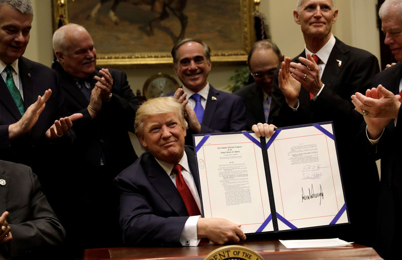 © Reuters. Trump signs veterans act in Washington