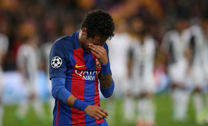 © Reuters. Foto del miércoles del delantero del Barcelona Neymar tras la eliminación ante la Juventus en Liga de Campeones