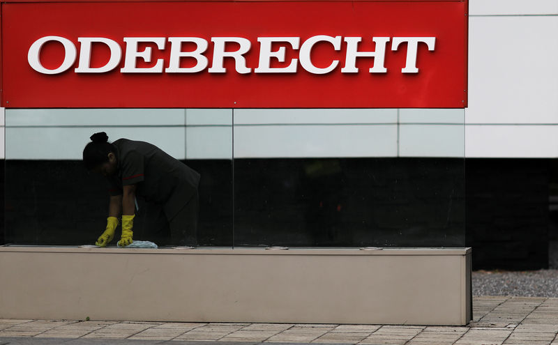© Reuters. A worker cleans the corporate logo of the Odebrecht SA construction conglomerate at its headquarters in Sao Paulo