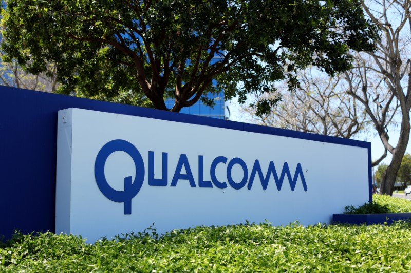 © Reuters. A Qualcomm sign is pictured at one of its many campus buildings in San Diego