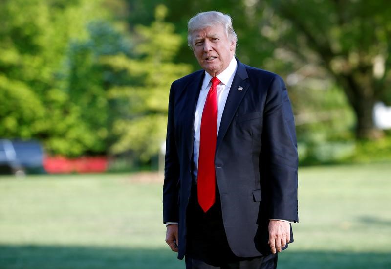 © Reuters. U.S. President Donald Trump walks from Marine One as he returns from a day trip to Wisconsin on the South Lawn of the White House in Washington