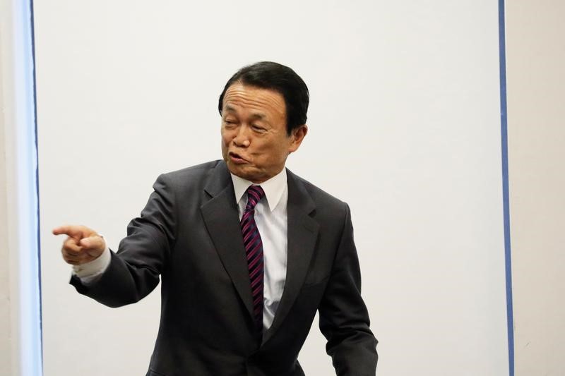 © Reuters. Japanese Finance Minister Taro Aso speaks at Columbia Business School in New York City