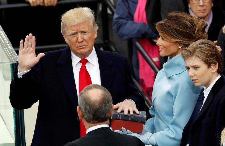 © Reuters. Donald Trump takes the oath of office with his wife Melania and son Barron at his side, during his inauguration at the U.S. Capitol in Washington