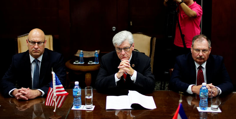 © Reuters. Mississippi Governor Phil Bryant talks to Cuba's Minister of Foreign Trade and Investment Rodrigo Malmierca in Havana, Cuba