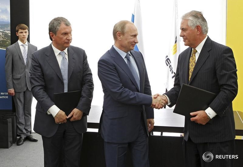 © Reuters. Russia's President Putin, Rosneft Chief Executive Sechin and Exxon Mobil Chief Executive Tillerson take part in a signing ceremony at a Rosneft refinery in Tuapse